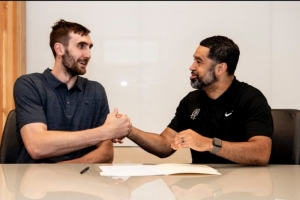 正式签约！马刺官方晒卢克-科内特签约照：欢迎回家！