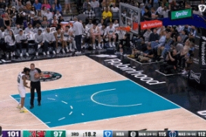 开云娱乐-对判罚有意见小贾伦假摔莫兰特抢着要去罚球 被裁判赶走