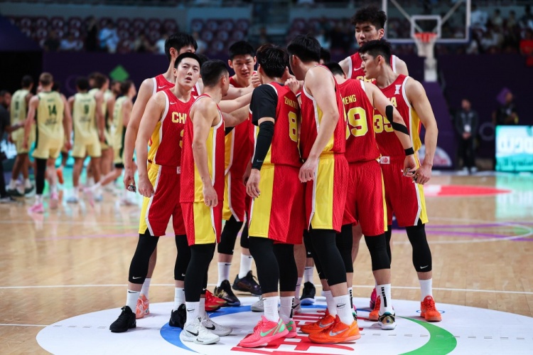 开云官网-媒体人：说实话，中国篮球确实比中国足球争气，足球何日出头啊！