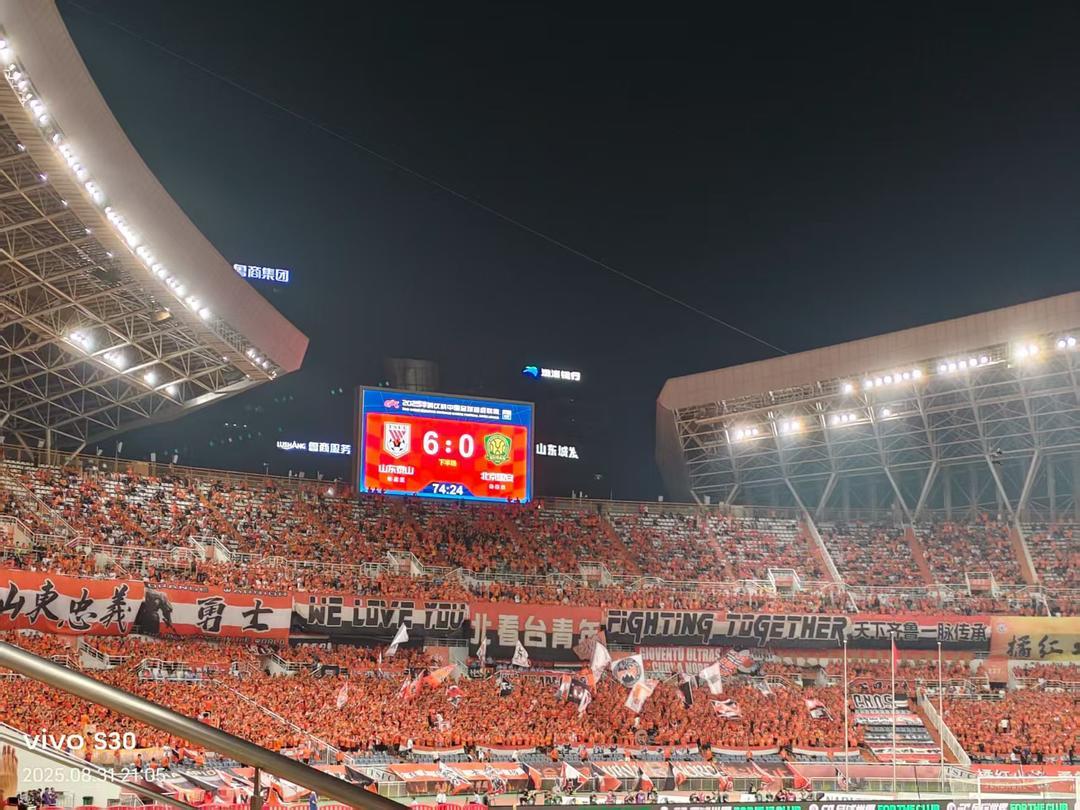 开云入口-中超|瓦科连中四元，马德鲁加锦上添花，泰山6：0大胜国安