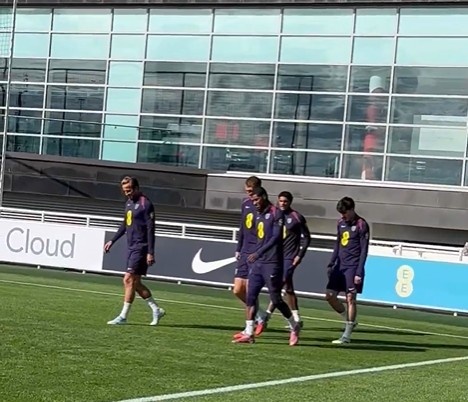 开云在线-记者：英格兰24人全部参加训练，斯通斯因肌肉问题已经离队